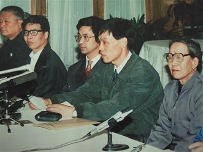 1994年在北京召开的对日民间索赔新闻发布会,右一为“慰安妇”受害者李秀梅。右三为童增。 1994年在北京召开的对日民间索赔新闻发布会,右一为“慰安妇”受害者李秀梅。右三为童增。