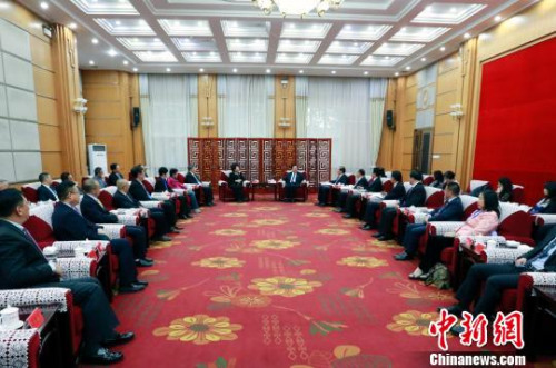 11月2日,青海省委书记王国生在西宁市胜利宾馆会见国务院侨办主任裘援平,详细了解“侨爱工程——点亮藏区牧民新生活”青海项目有关情况。 胡贵龙 摄 11月2日,青海省委书记王国生在西宁市胜利宾馆会见国务院侨办主任裘援平,详细了解“侨爱工程——点亮藏区牧民新生活”青海项目有关情况。 胡贵龙 摄