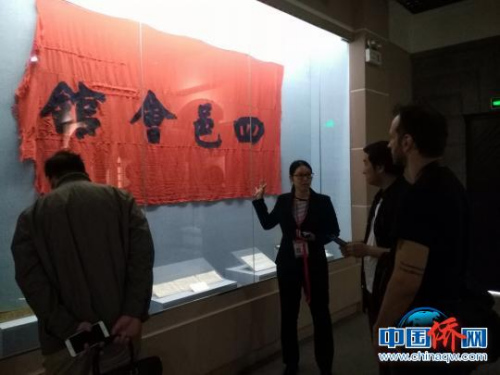 媒体记者在五邑华侨华人博物馆　谢元春　摄