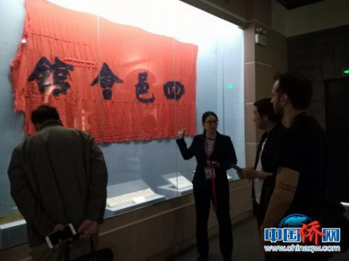 媒体记者在五邑华侨华人博物馆 谢元春 摄 媒体记者在五邑华侨华人博物馆 谢元春 摄