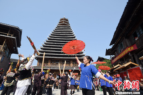 当地群众以民俗巡游、侗妹烹薯擂台赛、农产品展销、千人“多耶”、百家宴等多彩民俗活动，喜庆丰收。 龚普康 摄