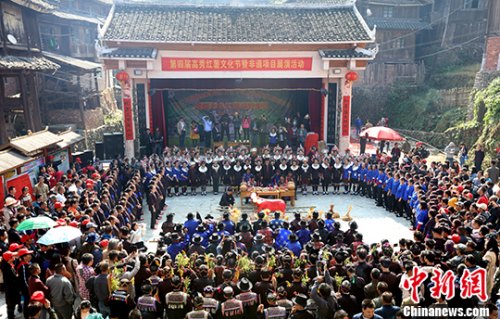 11月4日，广西三江侗族自治县林溪镇高秀村群众在讲款。 吴练勋 摄