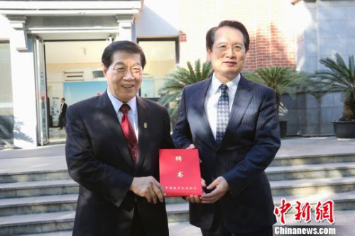 国务院侨办副主任谭天星为李昌钰博士颁发中国海外交流协会顾问聘书。 江兴伟 摄 国务院侨办副主任谭天星为李昌钰博士颁发中国海外交流协会顾问聘书。 江兴伟 摄