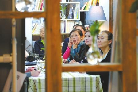 詹姆斯耐心幽默的教学方式深深吸引了在场学员。 詹姆斯耐心幽默的教学方式深深吸引了在场学员。