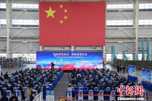 11月4日，第五届中国航空强度技术发展高峰论坛就在C919飞机进行全机静力试验的厂房内举行。　王军朋 摄