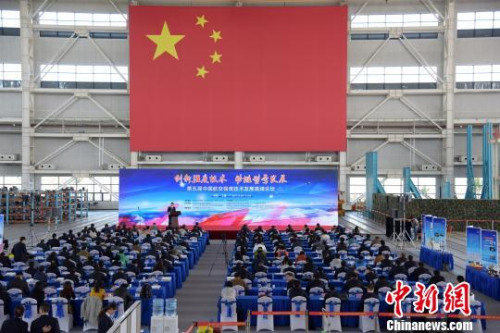 11月4日,第五届中国航空强度技术发展高峰论坛就在C919飞机进行全机静力试验的厂房内举行。 王军朋 摄 11月4日,第五届中国航空强度技术发展高峰论坛就在C919飞机进行全机静力试验的厂房内举行。 王军朋 摄