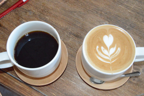 图为费翔调制的“蓝色浓缩咖啡”。(美国《世界日报》记者牟兰／摄影)