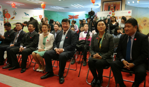 邢大使与朝格卓勒玛部长共同观看节目。 邢大使与朝格卓勒玛部长共同观看节目。