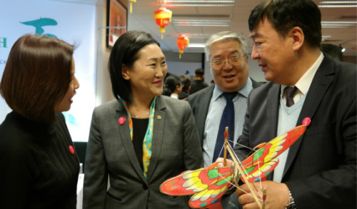邢大使向朝格卓勒玛介绍中国民俗放风筝。 邢大使向朝格卓勒玛介绍中国民俗放风筝。