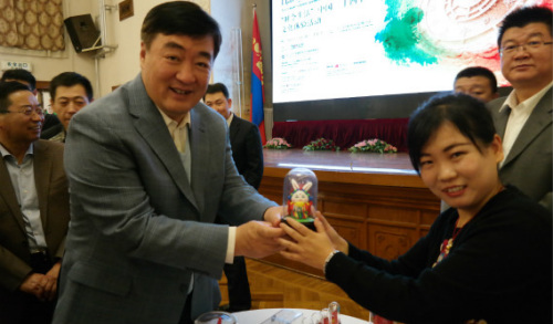 蒙古民众体验中国民俗捏泥人。 蒙古民众体验中国民俗捏泥人。