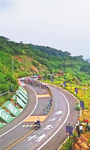 环岛赛选手经过万宁滨海旅游公路。 环岛赛选手经过万宁滨海旅游公路。