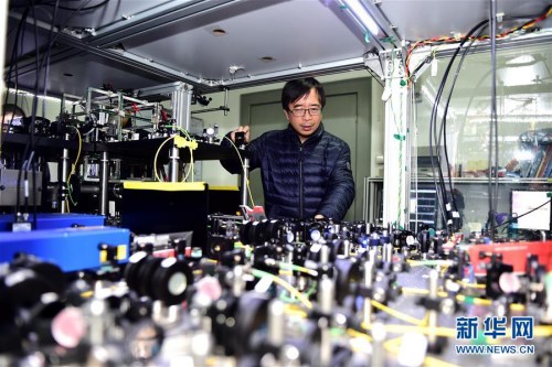潘建伟在中国科学技术大学一实验室内了解科研情况(2016年2月25日摄)。量子物理学家潘建伟率高徒陈宇翱、陆朝阳先后回国,三人三夺世界量子电子学和量子光学领域最高荣誉——菲涅尔奖。他们在回国后组建了一支中国物理界的“梦之队”。 潘建伟在中国科学技术大学一实验室内了解科研情况(2016年2月25日摄)。量子物理学家潘建伟率高徒陈宇翱、陆朝阳先后回国,三人三夺世界量子电子学和量子光学领域最高荣誉——菲涅尔奖。他们在回国后组建了一支中国物理界的“梦之队”。