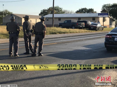 枪击事件发生在得州南部小镇萨瑟兰斯普林斯(Sutherland Springs),该地位于圣安东尼奥市东南方向约40英里处,人口仅有约400人。图为警方在事发现场拉起警戒线。 枪击事件发生在得州南部小镇萨瑟兰斯普林斯(Sutherland Springs),该地位于圣安东尼奥市东南方向约40英里处,人口仅有约400人。图为警方在事发现场拉起警戒线。
