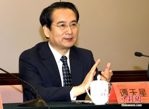 11月6日,由国务院侨办、中国海外交流协会主办,清华大学继续教育学院承办的第53、54、55、56期侨领研习班开班仪式在清华大学举行。国务院侨办副主任谭天星出席开班仪式并致辞。<a target='_blank' href='http://www.chinanews.com/'>中新社</a>记者 张勤 摄 11月6日,由国务院侨办、中国海外交流协会主办,清华大学继续教育学院承办的第53、54、55、56期侨领研习班开班仪式在清华大学举行。国务院侨办副主任谭天星出席开班仪式并致辞。<a target='_blank' href='http://www.chinanews.com/'>中新社</a>记者 张勤 摄