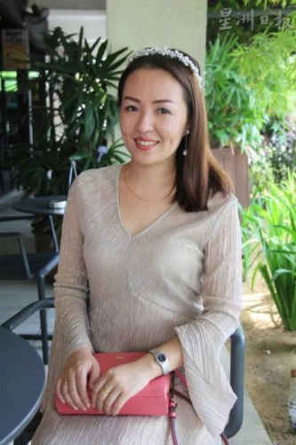 邵佳:中国的辣食和马来西亚不一样。我原本不会吃咖哩,当初为了煮给先生吃而去学,如今我也很爱本地咖哩和叻沙。中国人也不会一坐下就点饮料,但在这里的餐厅吃东西,不点饮料就觉得怪怪的。马来西亚《星洲日报》 邵佳:中国的辣食和马来西亚不一样。我原本不会吃咖哩,当初为了煮给先生吃而去学,如今我也很爱本地咖哩和叻沙。中国人也不会一坐下就点饮料,但在这里的餐厅吃东西,不点饮料就觉得怪怪的。马来西亚《星洲日报》