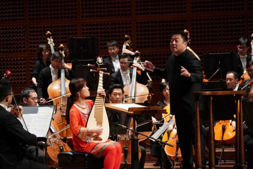 琵琶演奏家吴蛮领衔演奏《琵琶与弦乐队协奏曲》。 琵琶演奏家吴蛮领衔演奏《琵琶与弦乐队协奏曲》。