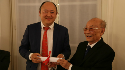 法国潮州会馆会长(右)向陈文雄颁发永远名誉会长聘任书。(法国《欧洲时报》/欧文 摄) 法国潮州会馆会长(右)向陈文雄颁发永远名誉会长聘任书。(法国《欧洲时报》/欧文 摄)