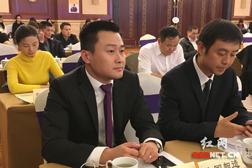 英国湖南商会副会长胡锴铁(前左)。 英国湖南商会副会长胡锴铁(前左)。