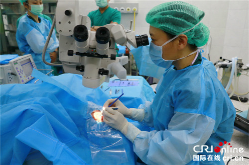 来自北京协和医院眼科的张顺华大夫8日下午当值，为老挝白内障患者实行去除已经混浊的晶体并装入人工晶体的手术。