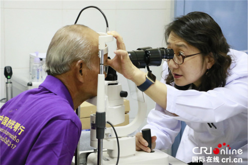昆明医科大第一附属医院眼科主任李燕8日在玛霍索医院为头一天手术的病患做复查。
