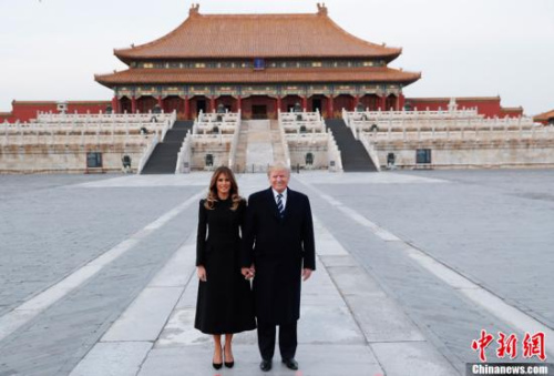 11月8日，中国国家主席习近平和夫人彭丽媛陪同来华进行国事访问的美国总统特朗普和夫人梅拉尼娅参观故宫博物院。图为美国总统特朗普和夫人梅拉尼娅在太和殿广场合影。<a target='_blank' href='http://www.chinanews.com/'>中新社</a>记者 杜洋 摄