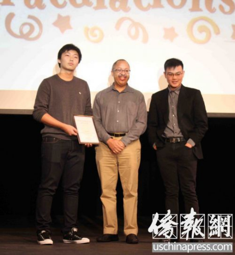 王资逸(左)在飞达文教基金会举行的颁奖暨慈善捐款活动上领奖。(美国《侨报》/张苗 摄) 王资逸(左)在飞达文教基金会举行的颁奖暨慈善捐款活动上领奖。(美国《侨报》/张苗 摄)