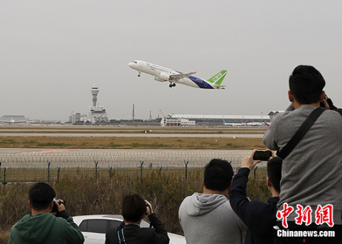 11月10日，中国国产大飞机C919首架机一飞冲天，开启超过1300千米的“远行”。 <a target='_blank' href='http://www.chinanews.com/'>中新社</a>记者 殷立勤 摄