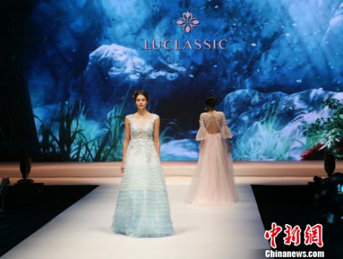 广东潮州举办国际婚纱礼服周,连续上演十余场婚纱礼服秀,展示中国最新婚纱礼服潮流。 陈启任 摄 广东潮州举办国际婚纱礼服周,连续上演十余场婚纱礼服秀,展示中国最新婚纱礼服潮流。 陈启任 摄