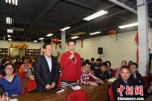 图为圣保罗华校中文老师向国内名师提问。 莫成雄 摄 图为圣保罗华校中文老师向国内名师提问。 莫成雄 摄
