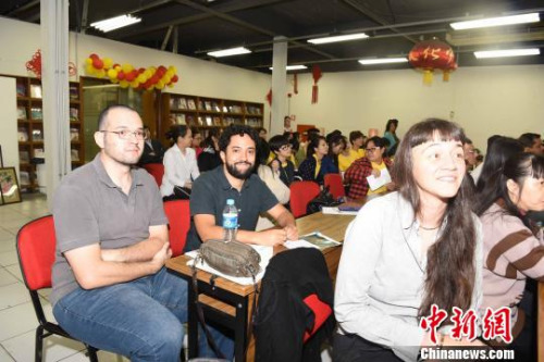 图为巴西籍老师参加中文教学课程讲座。 莫成雄 摄 图为巴西籍老师参加中文教学课程讲座。 莫成雄 摄