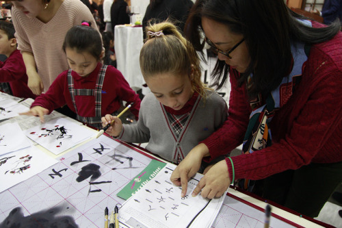 西班牙小学生学写中国书法。