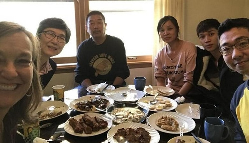 章莹颖一家和伊大发言人、翻译一起吃饭 章莹颖一家和伊大发言人、翻译一起吃饭