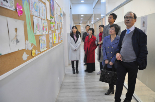 林总领事观看学生绘画作品。 林总领事观看学生绘画作品。