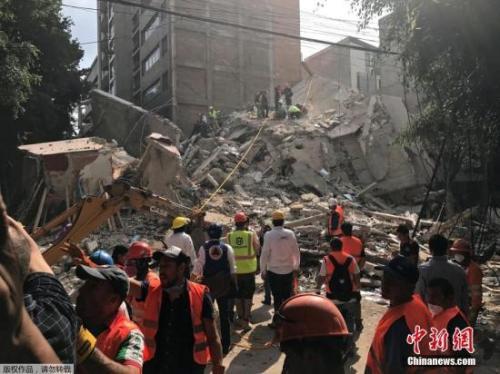 当地时间9月19日下午，墨西哥发生7.1级地震，救援人员展开搜救工作。