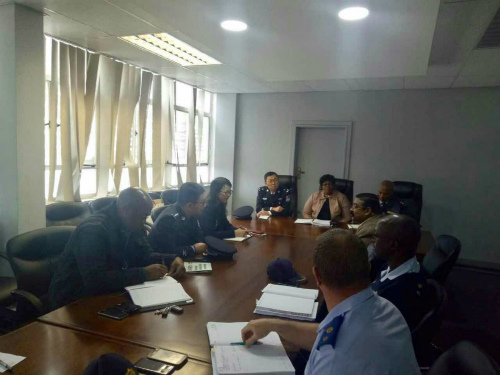 使领馆工作人员与南非警方座谈。