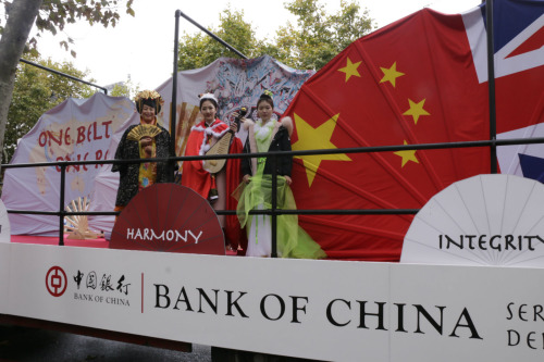 中国银行花车除了以中英国旗、京剧脸谱和一带一路倡议为主题的三把巨型折扇,还有表演者演绎中国传统舞蹈和音乐。 (《欧洲时报》/陈述 摄) 中国银行花车除了以中英国旗、京剧脸谱和一带一路倡议为主题的三把巨型折扇,还有表演者演绎中国传统舞蹈和音乐。 (《欧洲时报》/陈述 摄)