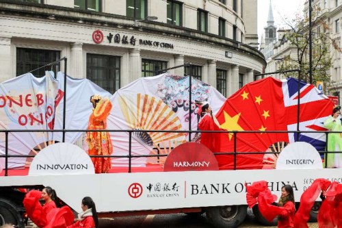 中国银行伦敦分行成为伦敦金融城市长巡游800多年来首次参与的中资企业。图为花车经过中国银行伦敦分行门口。(图片来源:中国银行伦敦分行供图) 中国银行伦敦分行成为伦敦金融城市长巡游800多年来首次参与的中资企业。图为花车经过中国银行伦敦分行门口。(图片来源:中国银行伦敦分行供图)