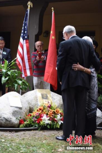 当地时间11月12日上午,威尔逊医生纪念碑落成典礼在美国加州阿凯迪亚市举行。中国驻洛杉矶总领馆官员、威尔逊家人、美国友好人士、侨学界代表等数百人出席揭幕仪式,共同纪念威尔逊医生在侵华日军南京大屠杀期间的人道义举。图为威尔逊医生的家人相拥站在纪念碑前致意。<a target='_blank' href='http://www.chinanews.com/'>中新社</a>记者 张朔 摄 当地时间11月12日上午,威尔逊医生纪念碑落成典礼在美国加州阿凯迪亚市举行。中国驻洛杉矶总领馆官员、威尔逊家人、美国友好人士、侨学界代表等数百人出席揭幕仪式,共同纪念威尔逊医生在侵华日军南京大屠杀期间的人道义举。图为威尔逊医生的家人相拥站在纪念碑前致意。<a target='_blank' href='http://www.chinanews.com/'>中新社</a>记者 张朔 摄