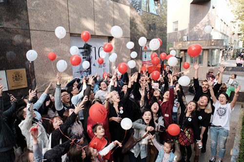 西班牙短剧竞演参赛队伍与塞万提斯图书馆工作人员共同放飞气球。