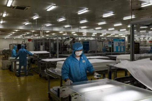 资料图片：中国的工人在组装太阳能电池板。（《纽约时报》）