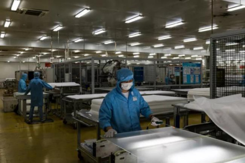 资料图片:中国的工人在组装太阳能电池板。(《纽约时报》) 资料图片:中国的工人在组装太阳能电池板。(《纽约时报》)