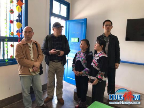 服务团成员询问打易镇河头上村幼儿园办学情况 冉文娟 摄 服务团成员询问打易镇河头上村幼儿园办学情况 冉文娟 摄