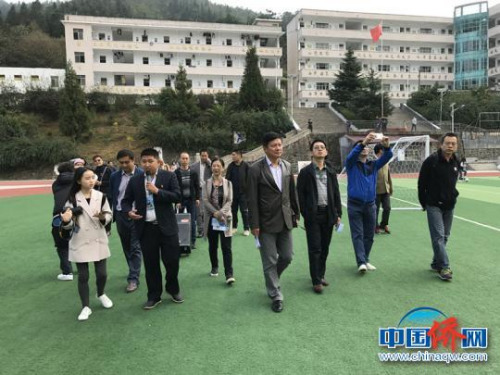 服务团在望谟县打易中学调研。 冉文娟 摄 服务团在望谟县打易中学调研。 冉文娟 摄