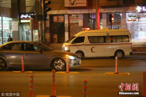 当地时间11月12日晚，伊拉克苏莱曼尼亚街头急救车将受伤人员送往医院。图片来源：视觉中国