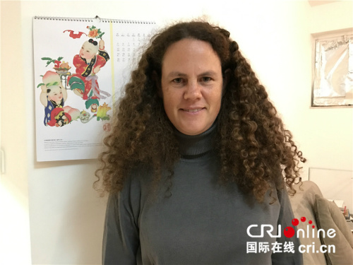 家住耶路撒冷的伊芙琳很喜欢中以合拍纪录片《中国制造》。(摄影孙伶俐) 家住耶路撒冷的伊芙琳很喜欢中以合拍纪录片《中国制造》。(摄影孙伶俐)