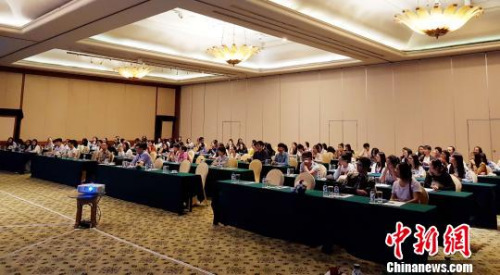 中国驻印尼泗水总领馆12日在日惹特区举办2017年“领保进校园”——中国留学生领事保护与协助知识讲座。图为中国留学生认真听讲。中国驻印尼泗水总领馆供图 中国驻印尼泗水总领馆12日在日惹特区举办2017年“领保进校园”——中国留学生领事保护与协助知识讲座。图为中国留学生认真听讲。中国驻印尼泗水总领馆供图