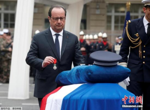 当地时间2017年4月25日，法国前总统奥朗德在巴黎警察局为在香榭丽舍大街恐袭案中殉职的警察举行国葬。
