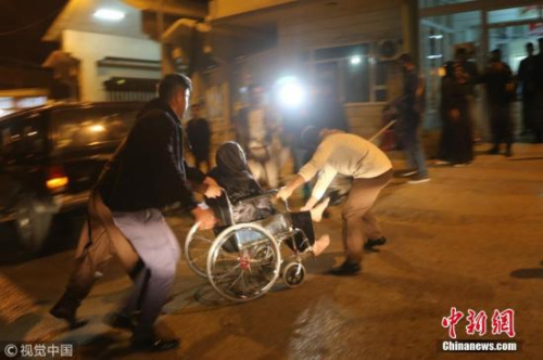 当地时间11月12日,伊拉克苏莱曼尼亚,伊拉克北部发生地震,伤者抵达医院接受治疗。图片来源:视觉中国 当地时间11月12日,伊拉克苏莱曼尼亚,伊拉克北部发生地震,伤者抵达医院接受治疗。图片来源:视觉中国