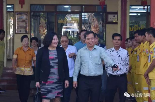 陈毅奋带领海协会一行参观万象华助中心 (“老挝资讯网”微信公众号) 陈毅奋带领海协会一行参观万象华助中心 (“老挝资讯网”微信公众号)