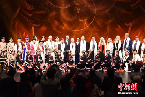 图为演出结束后,中美双方代表同演员合影。 <a target='_blank' href='http://www.chinanews.com/'>中新社</a>记者 张朔 摄 图为演出结束后,中美双方代表同演员合影。 <a target='_blank' href='http://www.chinanews.com/'>中新社</a>记者 张朔 摄